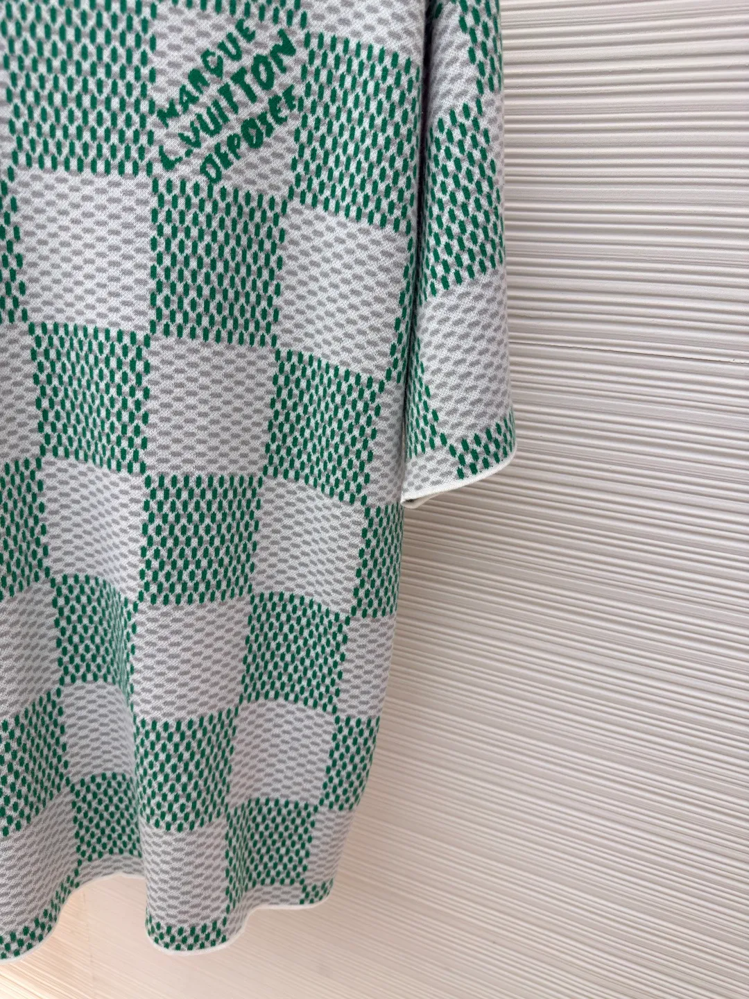 LOUIS VUITTON checkerboard woolen short sleeves ●Authentic product: Purchased and developed by 7989 ●Item No.: 1680122-A35 ●Fabric: combed cotton yarn ●Technology: Woolen ●Version: Fitted version ●Size: XS-S-M-L ●Description: 100% fully combed cotton yarn is used, and the fabric pieces are woven using a Stoll 14-needle ultra-fine machine imported from Germany worth 47W. It is woven at a parallel and even speed with reference to the original single-sided partial net bottom hanging wool structure. Each piece takes 270 minutes to weave. During weaving, 16 sand spits are used to alternately knit back and forth. The number of knitting rows on a single piece of front clothing is as high as 6352. The newly woven garment has a lot of knots. It requires pure manual thread picking and knot head inspection. Only after random inspection can seam picking and washing be carried out. The overall wiring is straight and delicate. The fabric is comfortable and soft, and the color is consistent with no color difference. It can be matched with the same style to create a fashionable look, and can be used in various occasions. Customized accessories, complete with three standards, the same style for men and women!